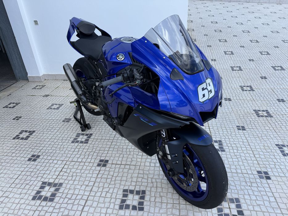 Yamaha R1 race blue