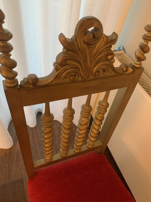 Cadeira vermelha e dourada