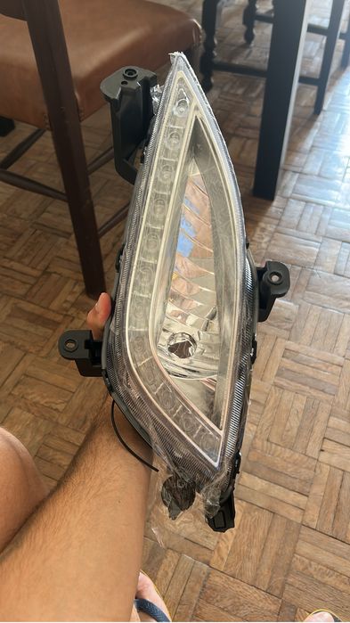 Farol de carro ainda com a película