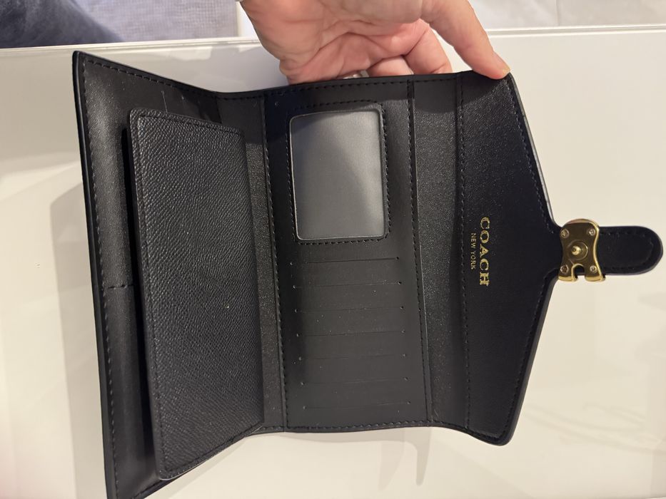 Carteira Coach preta com logo em metal