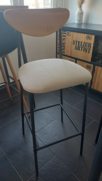 Mesa alta com 2 cadeiras