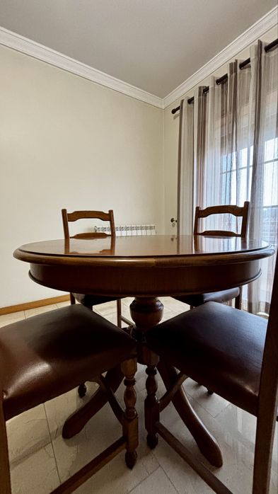 Mesa de Jantar Extensível em Madeira de Castanho + 4 Cadeiras