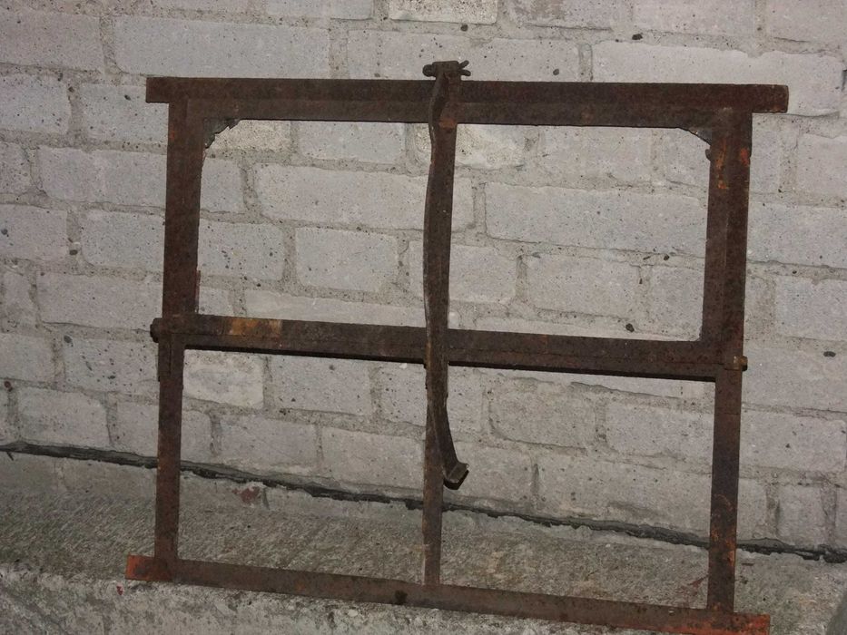 Stare okno metalowe kwadratowe