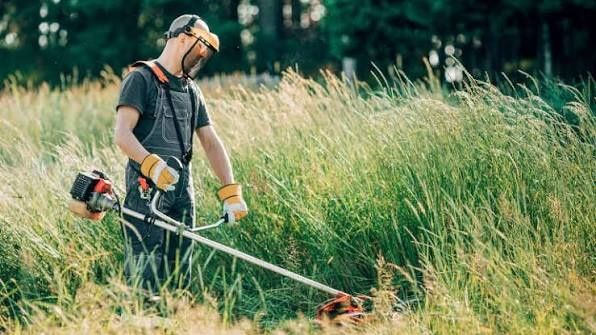 Koszenie trawy kosą spalinową