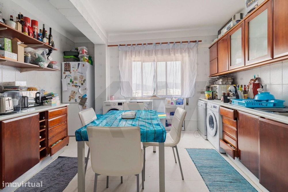 Apartamento T3 com Varanda e Vista para a Serra da Arrábida – Praça de
