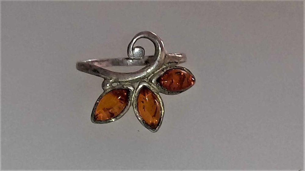 Śliczny pierścionek stare srebro  pr 925 bursztyn