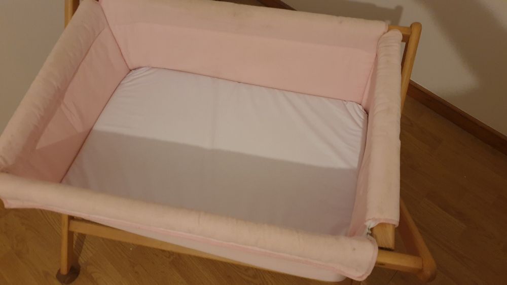 Berço de bebe com colchão cor rosa