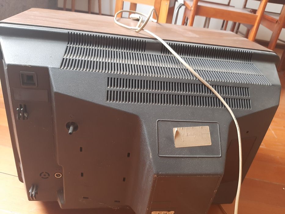 TV antiga sem comandos