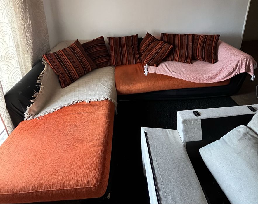 Sofa laranja e preto