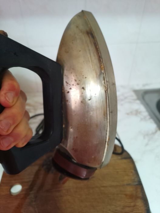 Продам электрический утюг