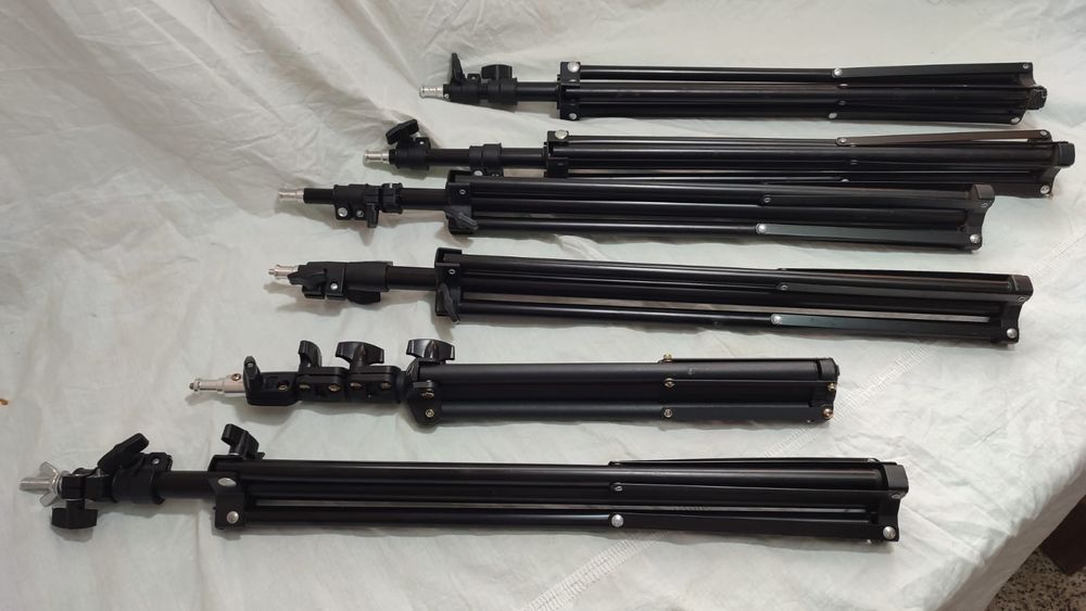 Set de fotografia composto de 8 tripés com cerca de 1.80 de altura.