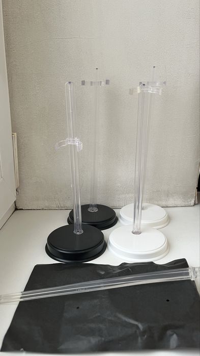 Одяг та підставки для барбі