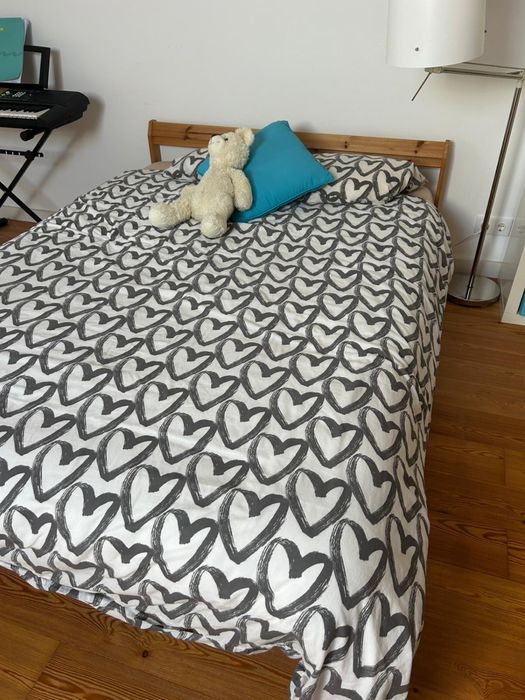 Cama de madeira + colchão em bom estado