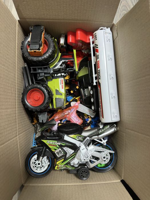 Коробка з іграшками