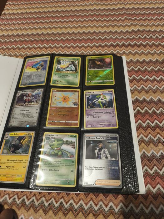 Álbum Pokémon Oficial com várias cartas