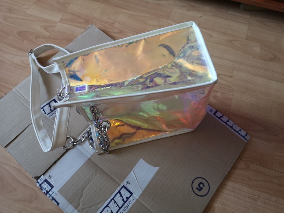 Torebka na ramie. Kolor bezbarwny mieniący.