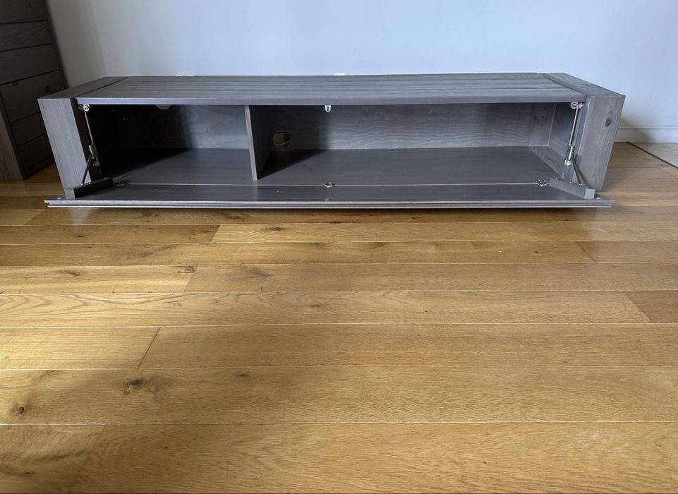 Zestaw drewnianych mebli