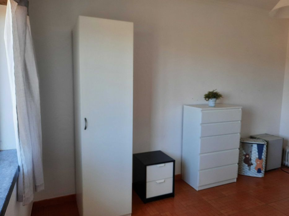 Seixal. Quarto para 1 pessoa. Em moradia.