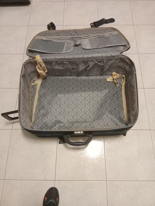 Vendo trailer  mala viagem  cor azul escuro em perfeito estado