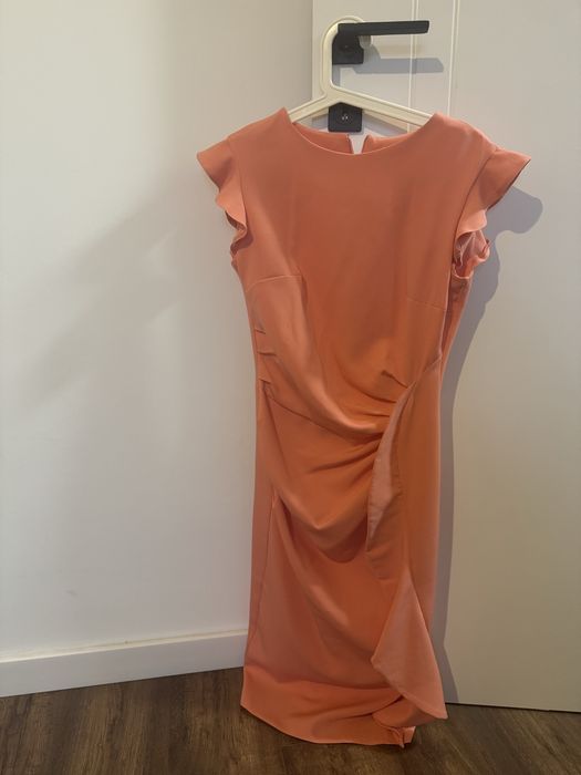 Koralowa sukienka z falbaną