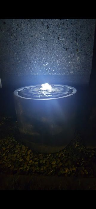 Fontanna dekoracyjna do ogrodu LED konglomeratowa