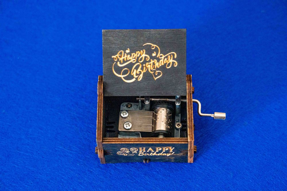 caixa de musica  com a musica dos parabéns a você, novo na caixa.