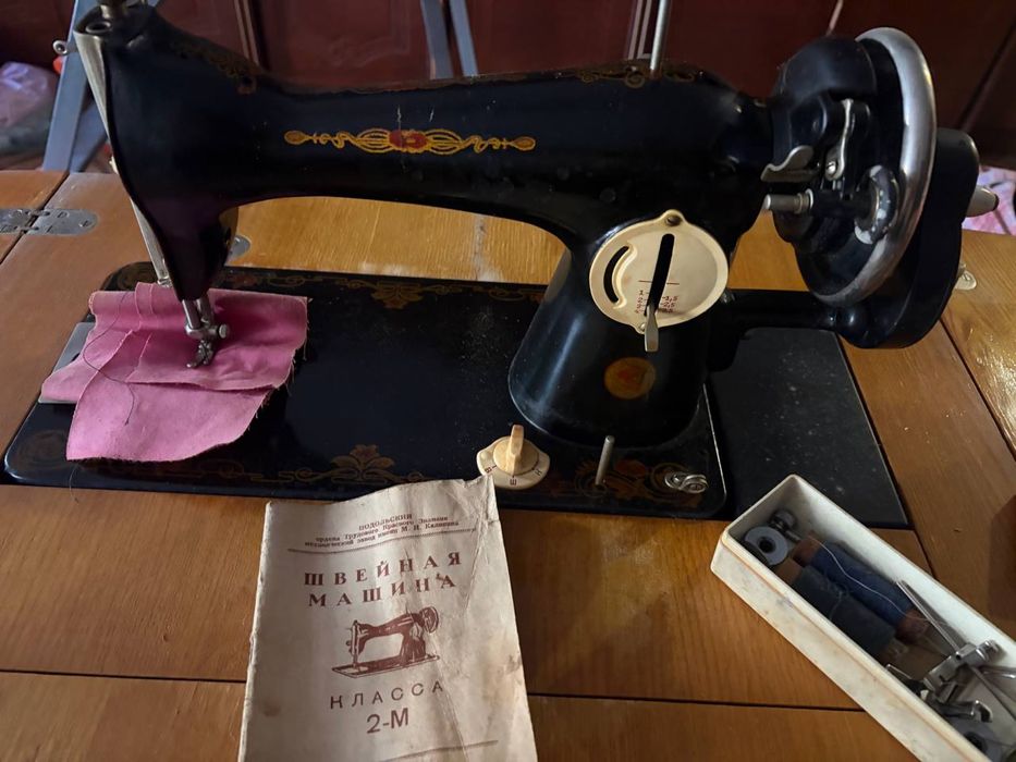 ШВЕЙНАЯ машинка с тумбой