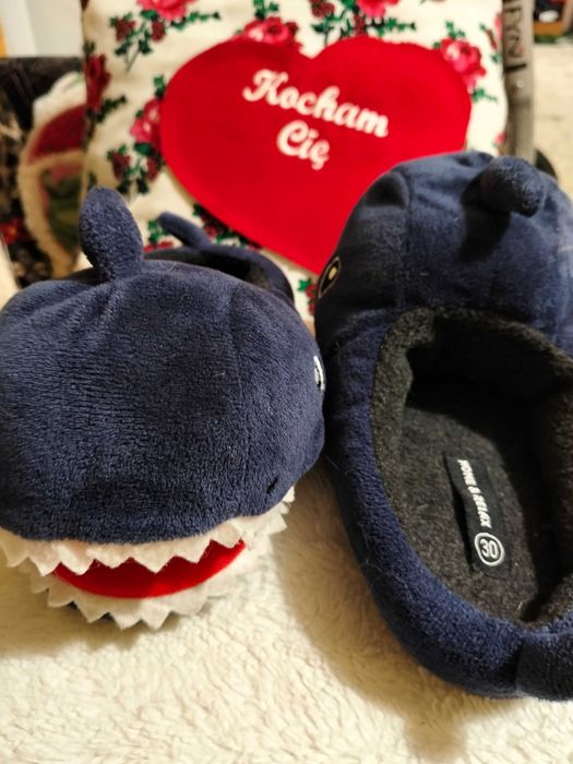 ciapy , kapcie Rekinki /wieloryby ? rozmiar 30 dla chłopca