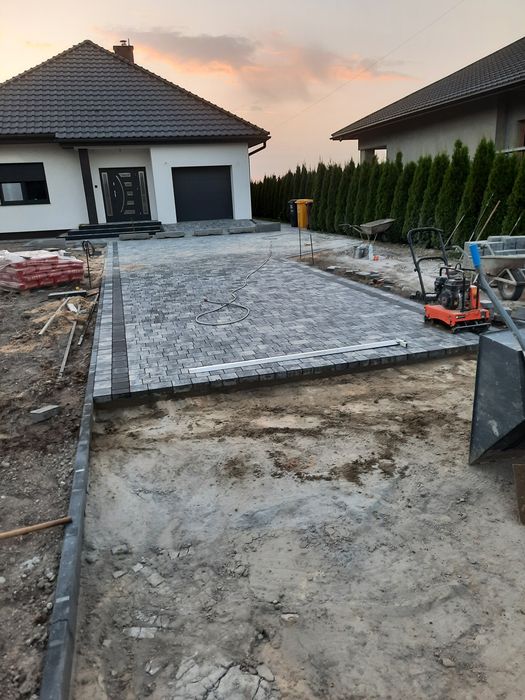 Układanie kostki. Mycie Pomników.