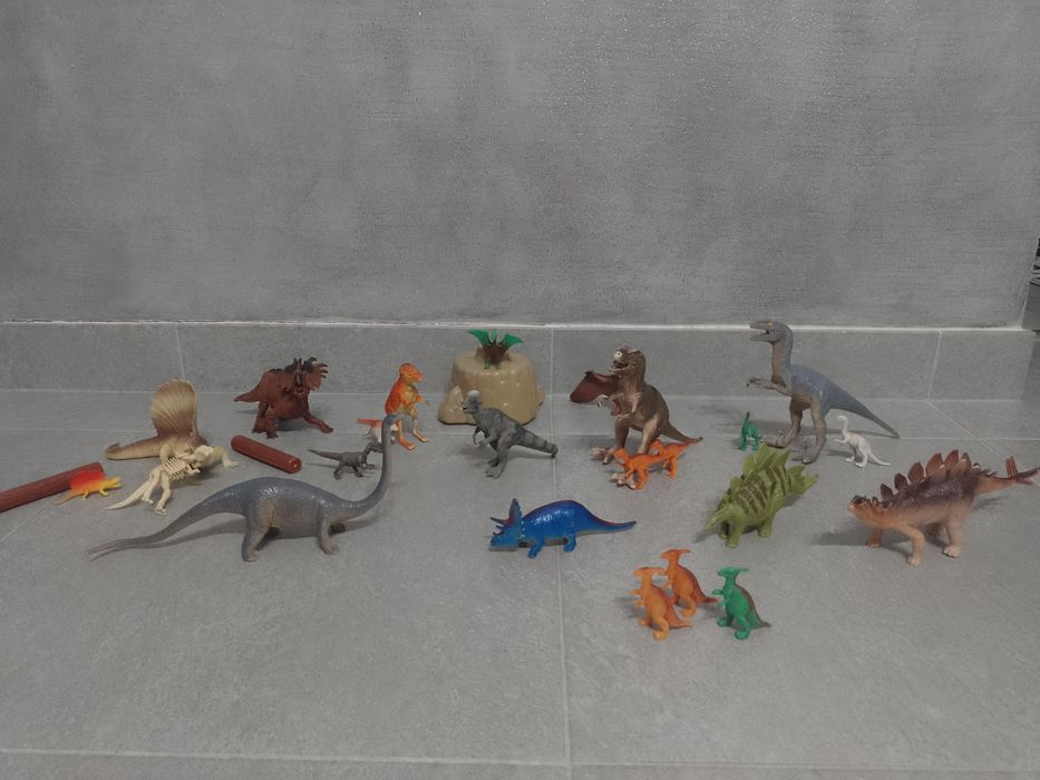 Zestaw ponad 20 sztuk dinozaurów
