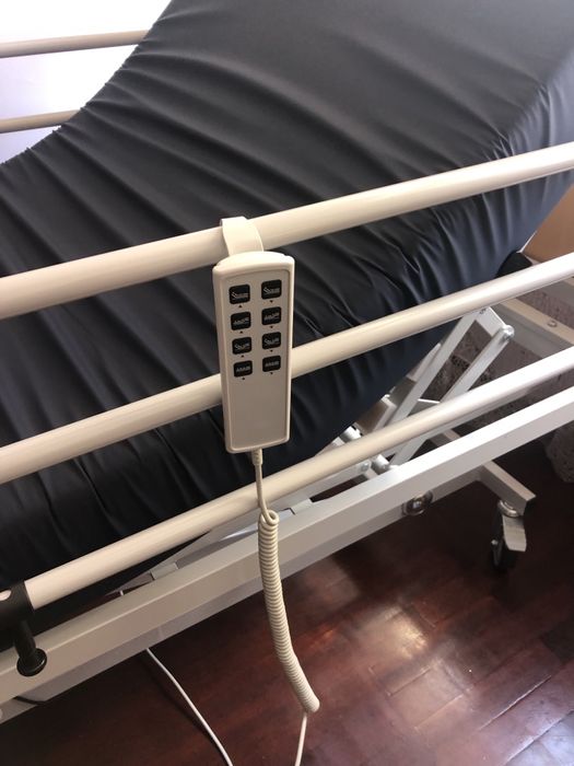 Cama articulada com comando