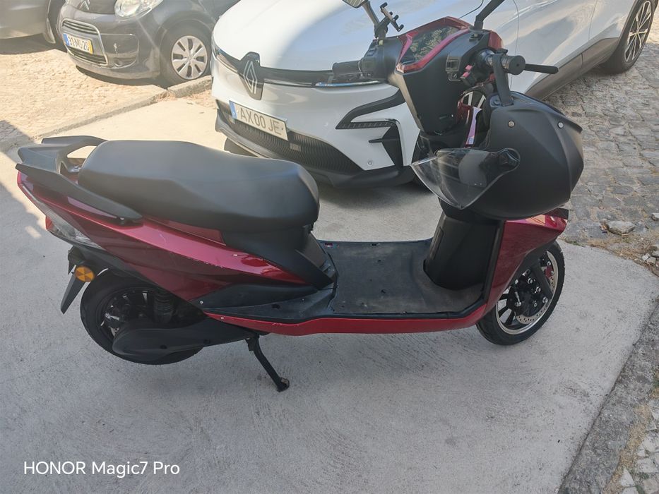 Moto elétrica city 2025 ainda com dois anos de garantia. Apenas alguns sinais de uso. 1200 pra sair rápido. Paguei 1800...