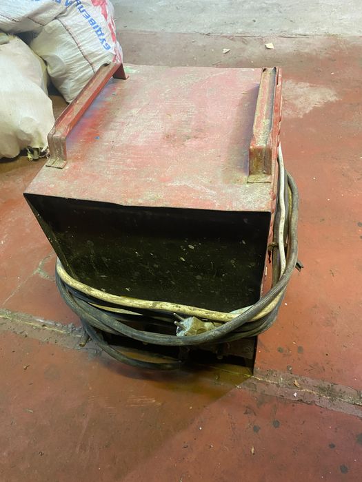 Сварочный аппарат ММА 250А в рабочем состоянии электро дуговой сварки