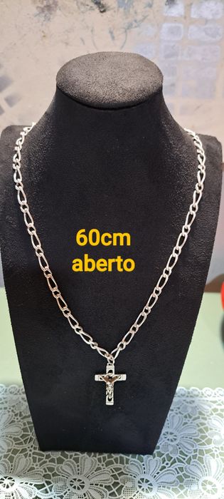 Cordão corrente maciço em prata contrastada.