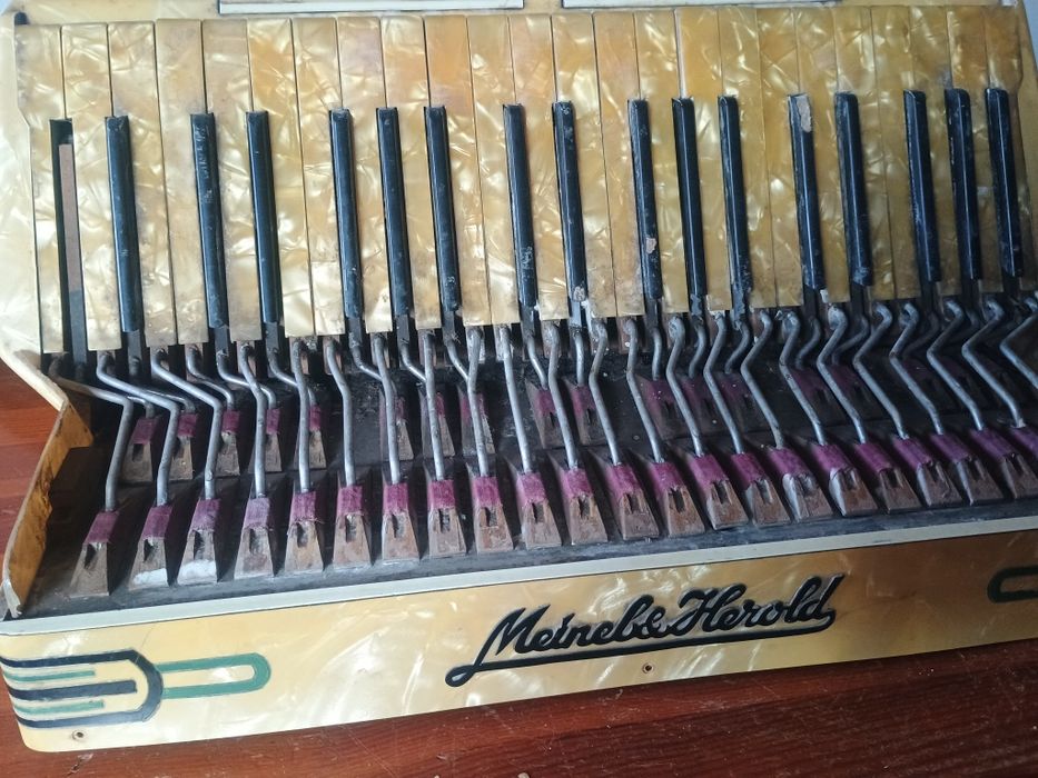 Akordenon Mainel Herold 120 bas korpus strona melodyczna