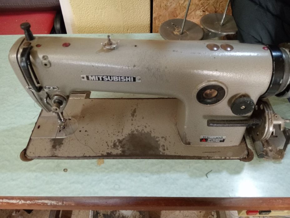 Máquina costura Mitsubishi disponível