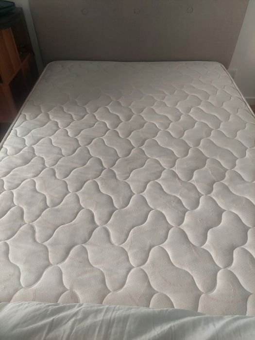 Conjunto de cama com gavetõe,  cómoda e secretária