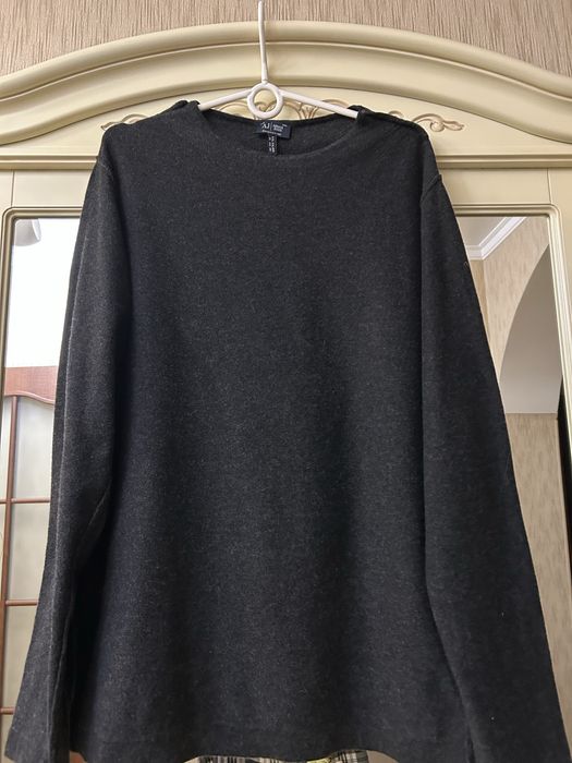 Чоловічий светр Armani.