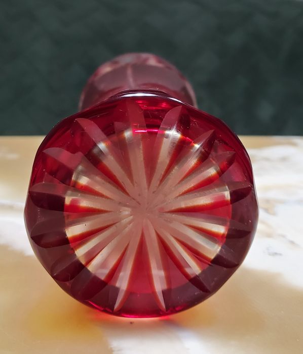 Kryształowy wazon czerwony