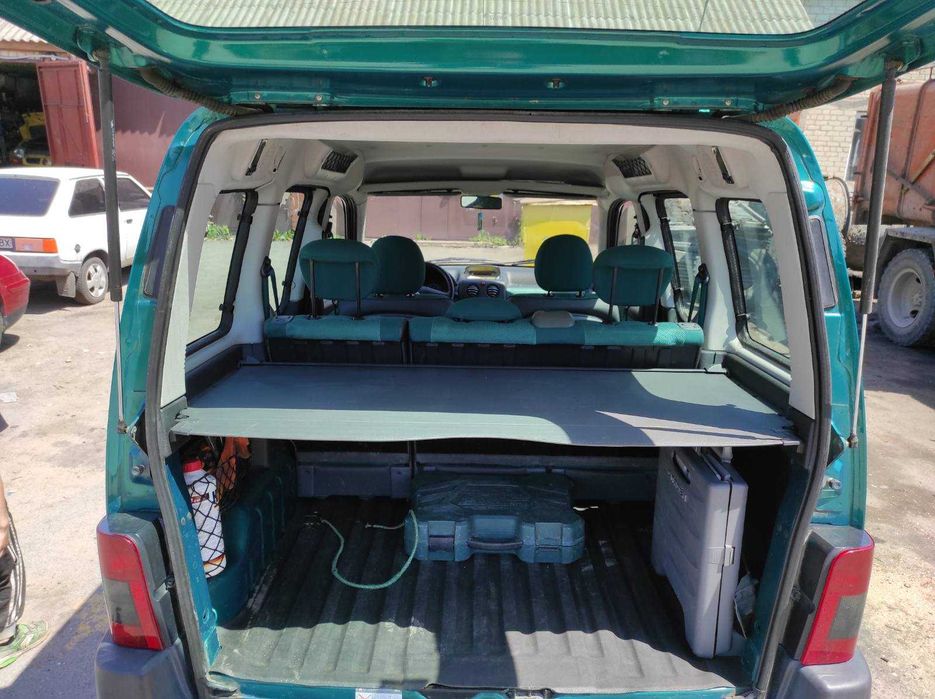 Автомобіль Сітроен берлінго