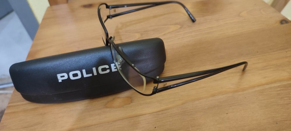 Armação de Óculos de Grau com Estojo Rígido Police