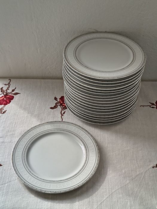 Talerzyk deserowy/przekąskowy, porcelana, Wałbrzych, srebrny ornament