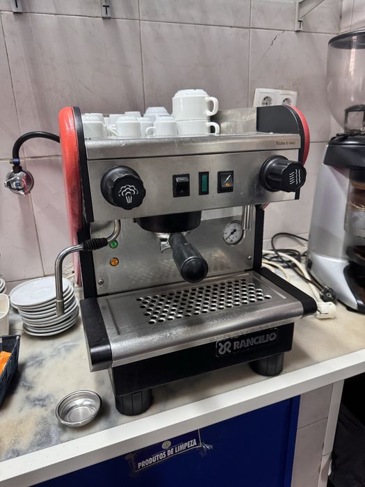 Máquina de café e moinho de café