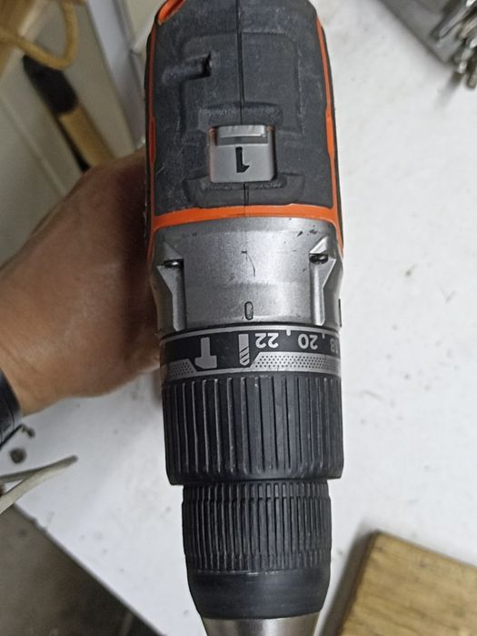 Aparafusadora Black + Decker completa