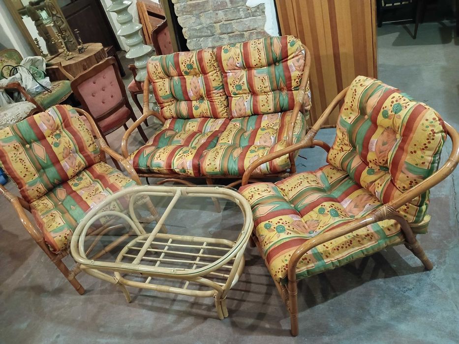 Sofa rattan z fotelami i ławą