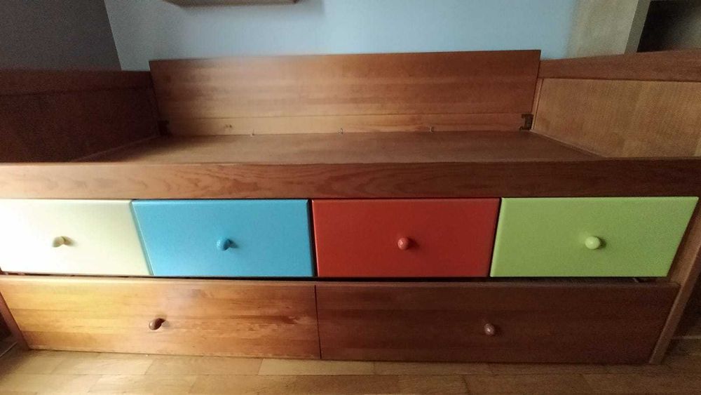 Cama solteiro de madeira com gavetas