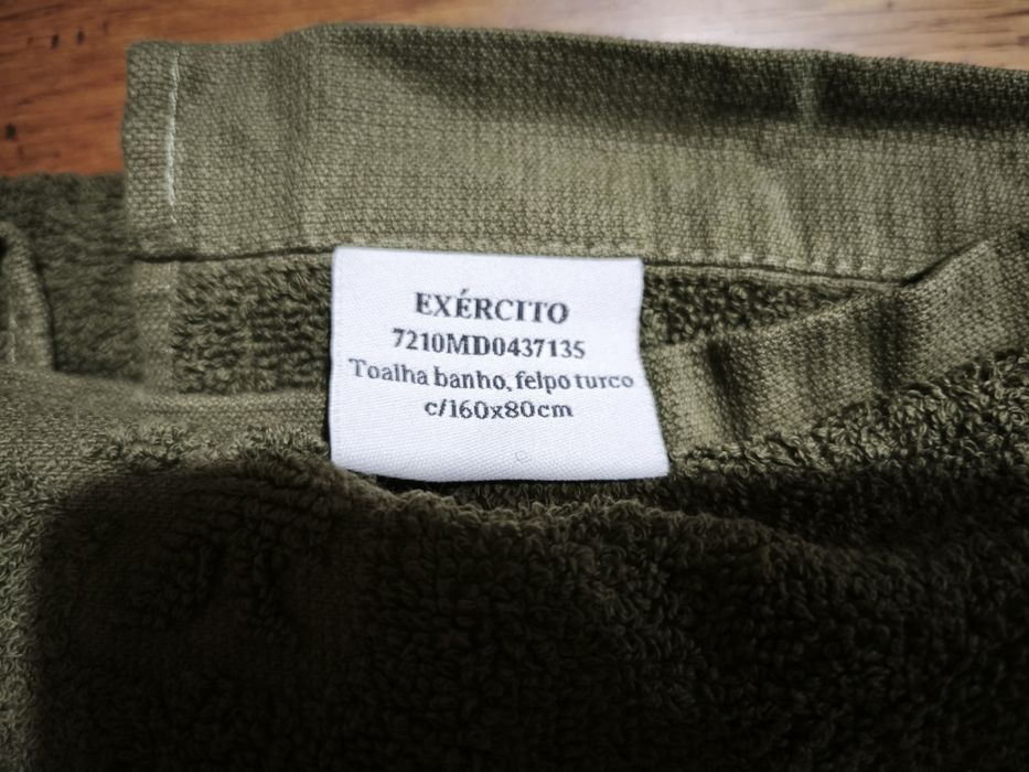 Calções de treino físico e outros artigos militares