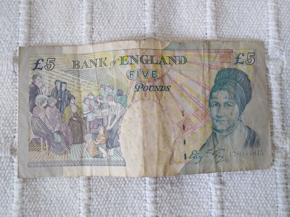 Nota "Cinco Libras Inglesas 2002" + Nota "Um Dólar Americano 1988"