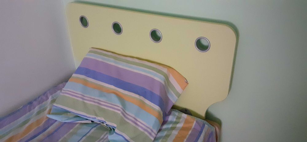 Cama em madeira e cabeceira com oferta de roupa da cama