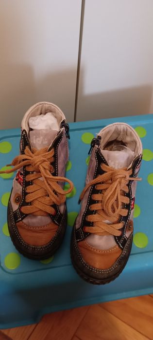 Sapatilhas bota de pele por dentro e por fora com fecho. Tamanho 28.